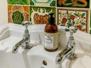 eine Flasche Wein auf einem Waschbecken in der Unterkunft 1 Bed in Pershore 87365 in Birlingham