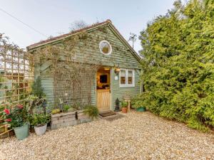 a small green house with plants in a yard at 1 Bed in Pershore 87365 