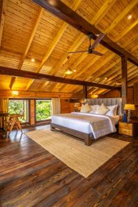 Ένα ή περισσότερα κρεβάτια σε δωμάτιο στο amã Stays and Trails The Malabar Villa Hibiscus, Kozhikode +59 φωτογραφίες