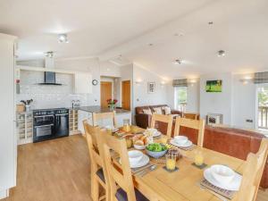 a kitchen and living room with a table and chairs at 3 Bed in St Andrews 88420 in Balmullo