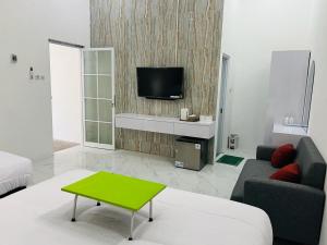 Una televisión o centro de entretenimiento en Urbanview Hotel Nimara Ngawi by RedDoorz