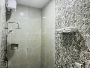 Un baño de Urbanview Hotel Nimara Ngawi by RedDoorz