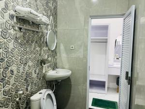 Un baño de Urbanview Hotel Nimara Ngawi by RedDoorz