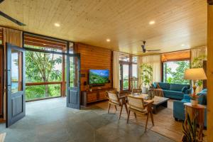 Μια τηλεόραση ή/και κέντρο ψυχαγωγίας στο amã Stays and Trails The Malabar Villa Hibiscus, Kozhikode