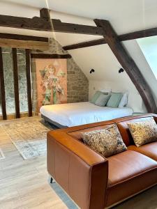ein Wohnzimmer mit einem Bett und einem Sofa in der Unterkunft Château de la Borde à Ussel in Ussel