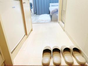 a pair of shoes sitting on the floor in a room at 水道橋神保町 05 in Tokyo