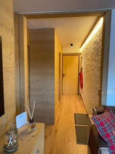 una camera con corridoio e porta di accesso a una stanza di Grazioso appartamento a Madonna di Campiglio a Madonna di Campiglio