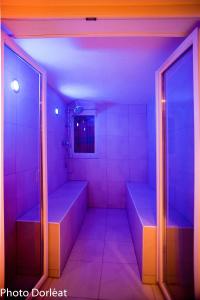 ヴィトリー・ル・フランソワにあるマノワール フランソワ プルミエの紫色のバスルーム(ベンチ2台、シャワー付)