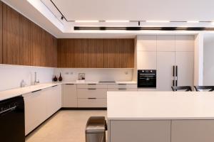 Kuchyň nebo kuchyňský kout v ubytování פנינת הנוף אילת DreamyRent Pearl Of The Landscape