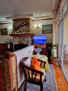 sala de estar con sofá y chimenea en The Wagner Country Homes, en Baguio