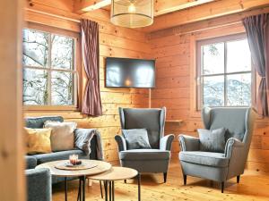 Sankt Martin am GrimmingにあるAlpenglück Chalet Schladming - Dachstein by AA Holiday Homesのリビングルーム(椅子、ソファ、テレビ付)