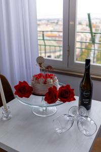 ナポリにあるNel Cuore di Parthenopeのケーキとワイン1本付きテーブル