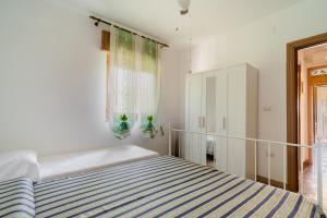 - une chambre avec un lit et une fenêtre dans l'établissement Villa letizia Baia del sol, à Porto Cesareo