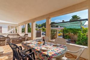 - une table et des chaises sur la terrasse dans l'établissement Villa letizia Baia del sol, à Porto Cesareo