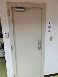 Una puerta con un teléfono encima. en Corpo Umeyama 2F / Vacation STAY 4853, en Mibu
