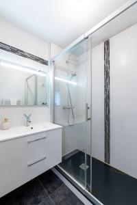Koupelna v ubytování Sud de Grenoble: T2 lumineux - wifi fibre - balcon