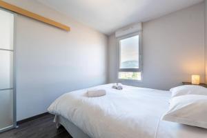 Postel nebo postele na pokoji v ubytování Sud de Grenoble: T2 lumineux - wifi fibre - balcon