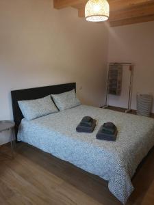 una camera da letto con un letto e due asciugamani di Villa Maurice a Linguaglossa