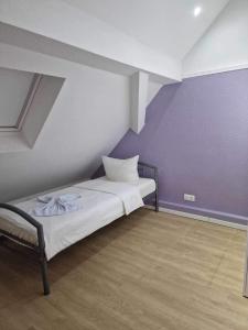 سرير أو أسرّة في غرفة في Ferienwohnungen Löwe
