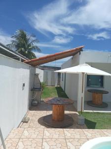 卡馬薩里的住宿－Casa Arembepe，一个带桌子和遮阳伞的庭院
