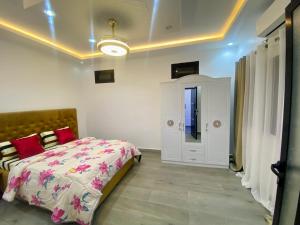 a bedroom with a bed and a small bathroom at 2 ch • WiFi • 5min de la gare TER in Dakar