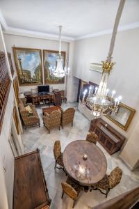 A seating area at Palacio Marqués Vega Armijo & Parking incluido
