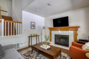 Televisyen dan/atau pusat hiburan di San Jose 3br w backyard near houge park hikes SFO-1620