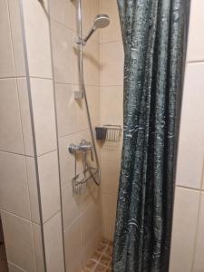 um chuveiro com uma cortina de chuveiro preta na casa de banho em Noclegi Budomas Budget FreeParking, Free Netflix, Free Youtube Premium em Breslávia