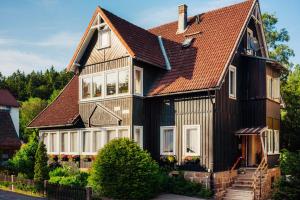 una casa nera con tetto marrone di Theo's Bähnli a Braunlage