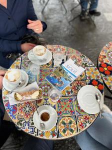 カターニアにあるCortile Stesicoroのコーヒーと食べ物を入れたテーブル