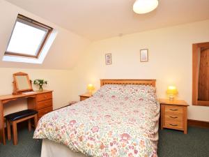 um quarto com uma cama e uma janela em 2 Bed in Bradworthy KANNA em Bradworthy