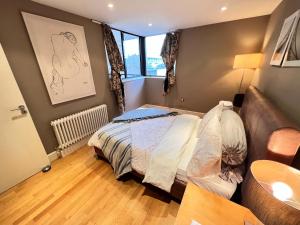 سرير أو أسرّة في غرفة في Excellent River Thames View Entire Apartment