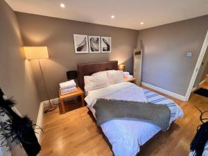 a bedroom with a bed and a lamp at Excellent River Thames View Entire Apartment in London
