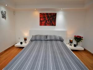 En eller flere senge i et værelse på 1 Bed in Torquay THPAD