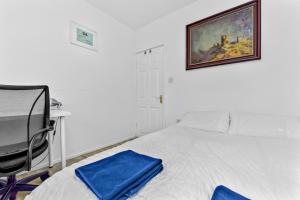 Кровать или кровати в номере Family House in the Heart of Hanwell with 5 stars!