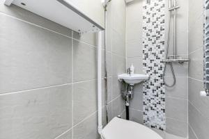 Ванная комната в Family House in the Heart of Hanwell with 5 stars! +5 фотографий