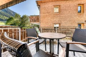 un patio avec une table et des chaises sur une terrasse dans l'établissement Ferienwohnung Zweisamkeit, à Brand 20 autres photos