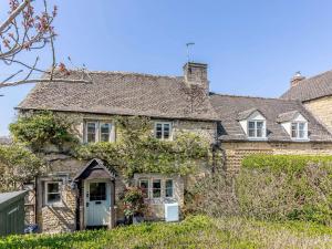 an old stone house with ivy on it at 3 Bed in Bourton-on-the-Water PTREE in Bourton on the Water