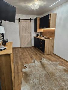 eine Küche mit einer Schiebetür in einem Zimmer in der Unterkunft Malina Glamping in Vama