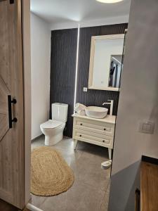 La salle de bains est pourvue de toilettes, d'un lavabo et d'un miroir. dans l'établissement Malina Glamping, à Vama