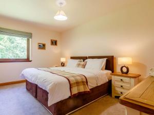 Un dormitorio con una cama grande y una ventana en 3 Bed in Perth ROWPE, en Errol