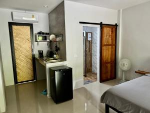 1 dormitorio con 1 cama y baño con ducha en aonangstudio en Krabi