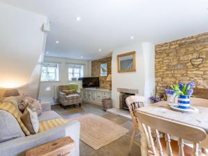Zona d'estar a 2 Bed in Bourton-on-the-Water 28292
