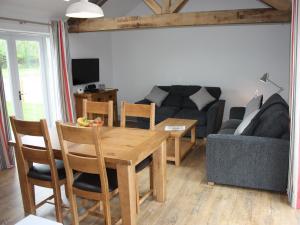 uma sala de estar com uma mesa de madeira e um sofá em 2 Bed in Winterton on Sea 29236 em Winterton-on-Sea