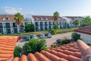 eine Luftansicht eines Gebäudes mit auf einem Parkplatz geparkt in der Unterkunft Sunset Beach Club Aqualettings Oyster 5 in Fethiye