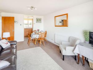een woonkamer met een tafel en stoelen bij 3 Bed in Thame 88963 in Shabbington