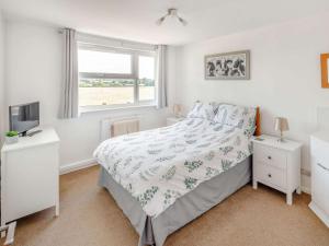 a white bedroom with a bed and a window at 3 Bed in Thame 88963 in Shabbington
