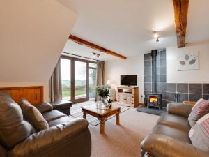 uma sala de estar com um sofá e uma lareira em 2 Bed in South Molton 88992 em Bishops Nympton