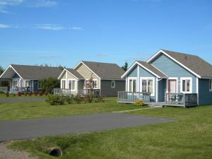 una fila de casas en un barrio residencial en Villegiature Deux Rivieres Resort, en Tracadie