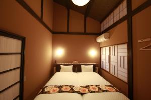 a small room with two beds in it at 松の峦 in Kyoto